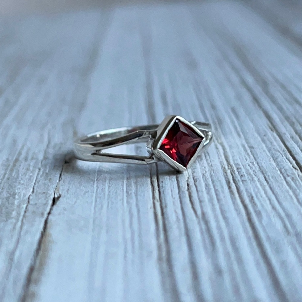 Garnet & Sterling Silver Square Bezel Set Ring 7 NEW